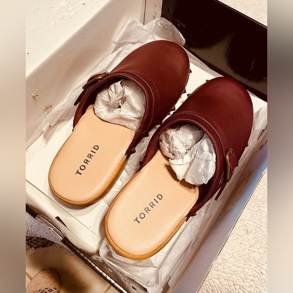 🌟HP🌟STUDDED CLOGS Torrid Roomy 8.5 Burgundy Wooden 3.5” Heel NEW Extra Comfy - Picture 8 of 13